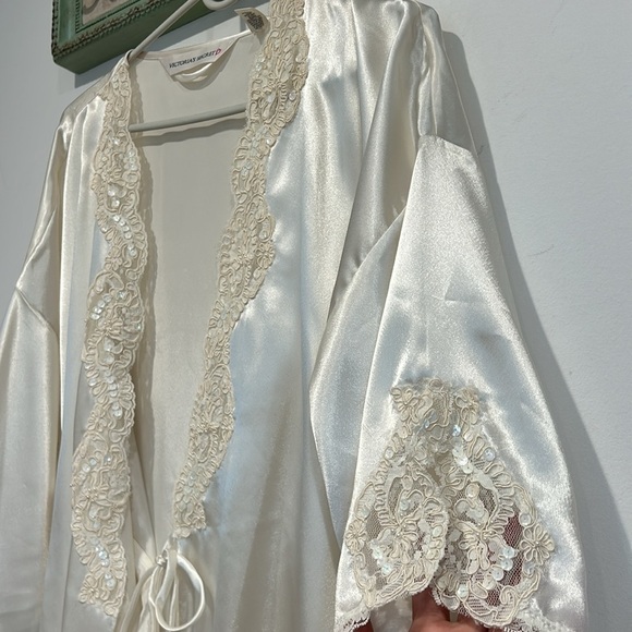 Victoria’s Secret white satin bridal lace sequins, short robe one size white - Picture 5 of 6